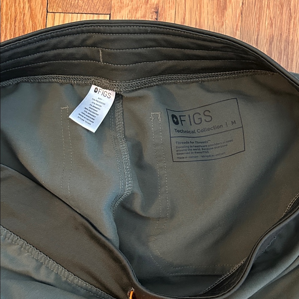 Figs Olive Livingston scrub pants and matching scrub top - Picture 2 of 4